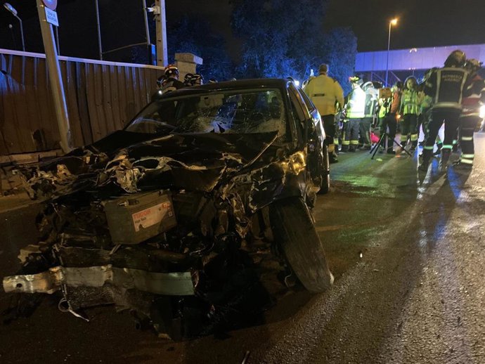 El turismo tras la colisión contra la valla en el km 0800 de la M-603, en Madrid