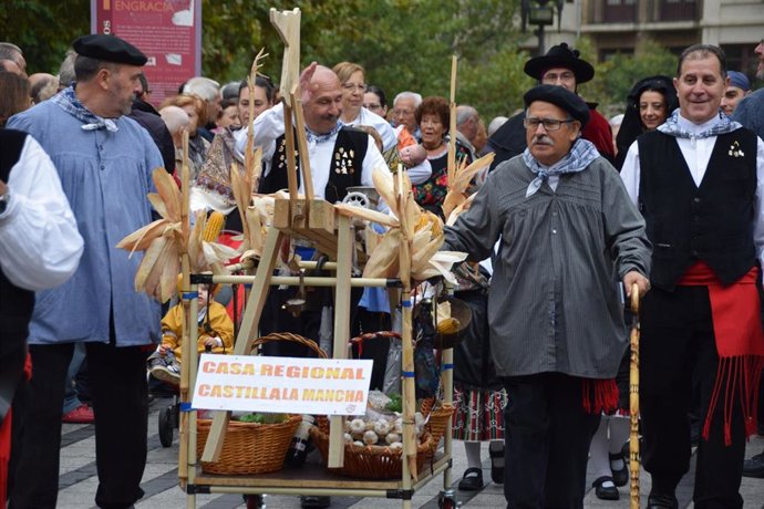 Archivo - Ofrenda, ofrenda de frutos, tradiciones, jota, bailes, cultura, sevillanas, trajes regionales, trajes tradicionales, casas regionales, alimentos, frutos, Virgen del Pilar