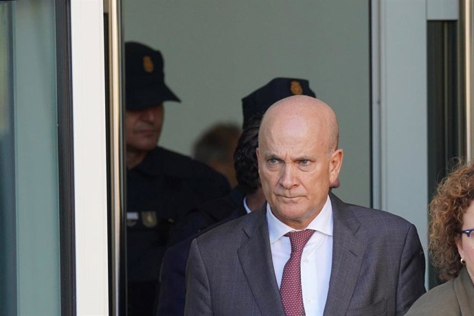El exdirector de Seguridad en la circulación de Adif, Andrés Cortabitarte, a su salida de la segunda jornada del juicio por el accidente ferroviario de Alvia, en la Cidade de la Cultura de Santiago de Compostela, a 6 de octubre de 2022, en Santiago de C