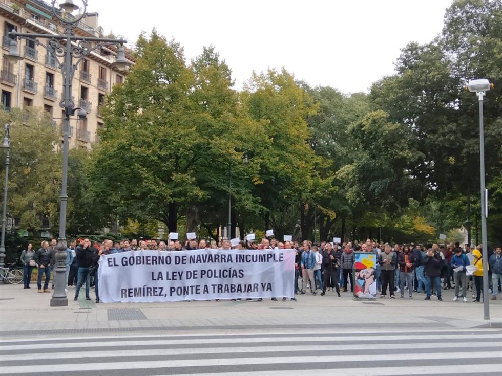 Concentración de policías forales frente al Parlamento de Navarra para exigir la dimisión del consejero Javier Remírez.