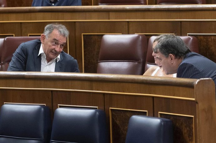El diputado de IU y secretario general del PCE, Enrique Santiago (i) y el portavoz del PNV en el Congreso, Aitor Esteban (d), durante una sesión plenaria, en el Congreso de los Diputados, a 15 de septiembre de 2022, en Madrid (España). 