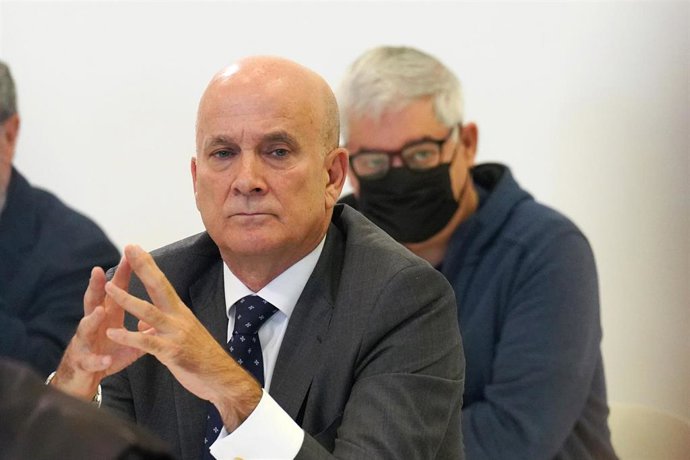 El exdirector de Seguridad en la circulación de Adif, Andrés Cortabitarte (i) y el maquinista del tren Francisco Garzón (d), durante la primera jornada del juicio por el accidente ferroviario de Alvia, en la Cidade de la Cultura de Santiago de Compostel