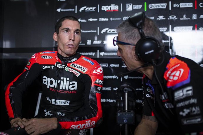 El piloto español Aleix Espargaró en su box durante el Gran Premio de Tailandia 2022