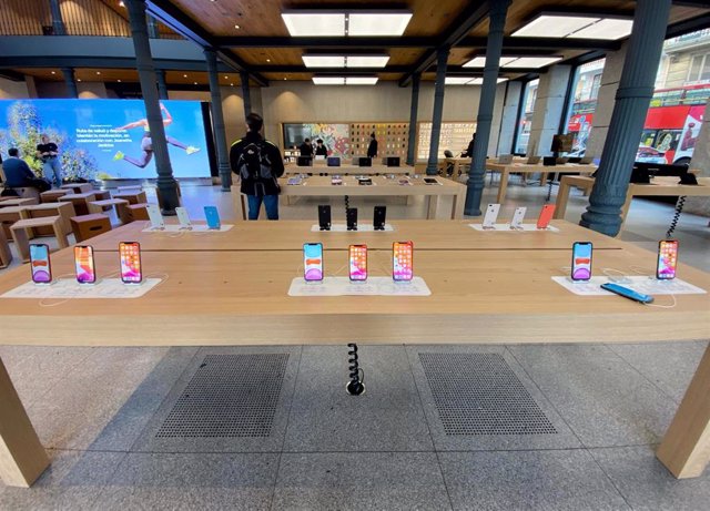 Archivo - Varios smartphones de la marca `Apple en la tienda de Apple en la Puerta del Sol, en Madrid (España), 