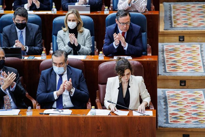 Archivo - La presidenta de la Comunidad de Madrid, Isabel Díaz Ayuso, interviene en una sesión plenaria, en la Asamblea de Madrid. Archivo.