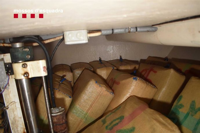 Archivo - Los detenidos presuntamente introducían fardos de hachís en el puerto de Les Cases d'Alcanar (Tarragona)