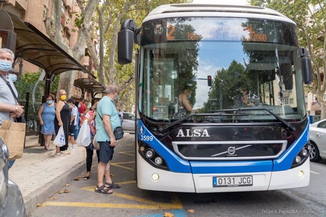 Archivo - Personas suben a un autobús en Cartagena (Murcia)
