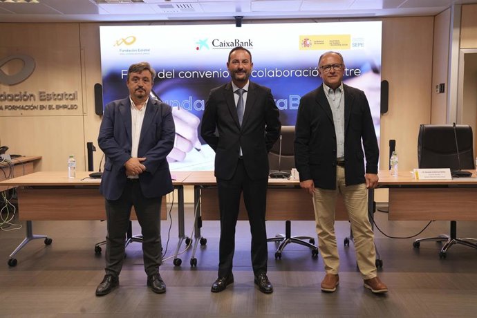 Archivo - Antonio de Luis, director gerente de la Fundación Estatal para la Formación en el Empleo; David López Puig, director de Recursos Humanos de CaixaBank, y Gerardo Gutiérrez, director general del Servicio Público de Empleo Estatal.