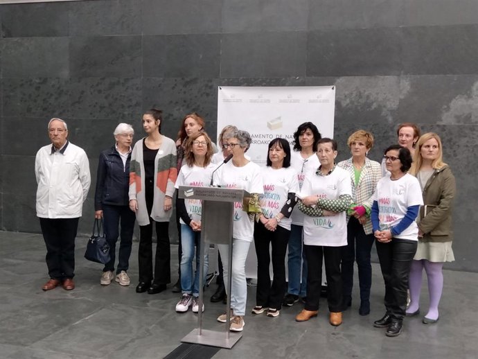 Mujeres con cáncer de mama metastásico en el Parlamento de Navarra.