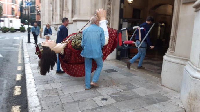 Varias personas trasladan una de las figuras de la colla de gegants del Consell de Mallorca.