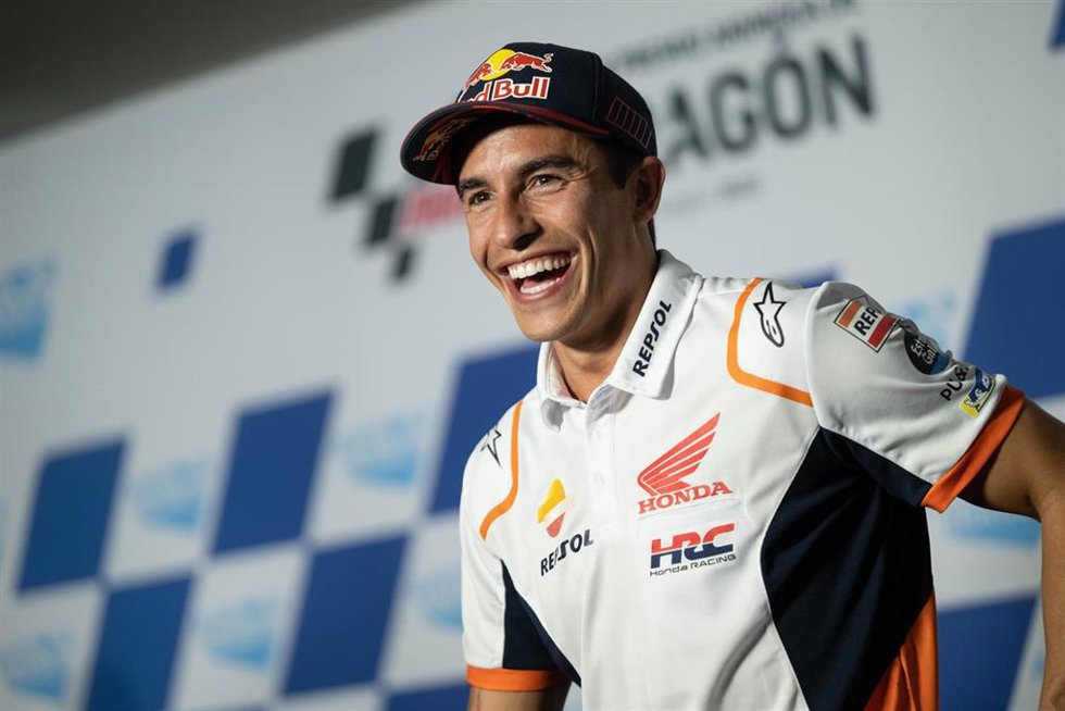 El piloto español Marc Márquez se ríe duranrte una conferencia de prensa