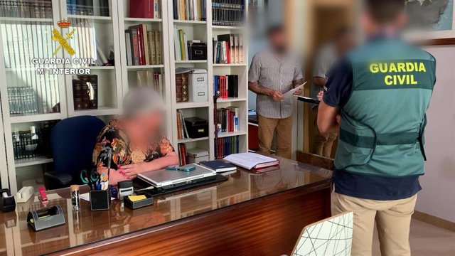 Un agente en una inspección en un centro de reconocimientos.