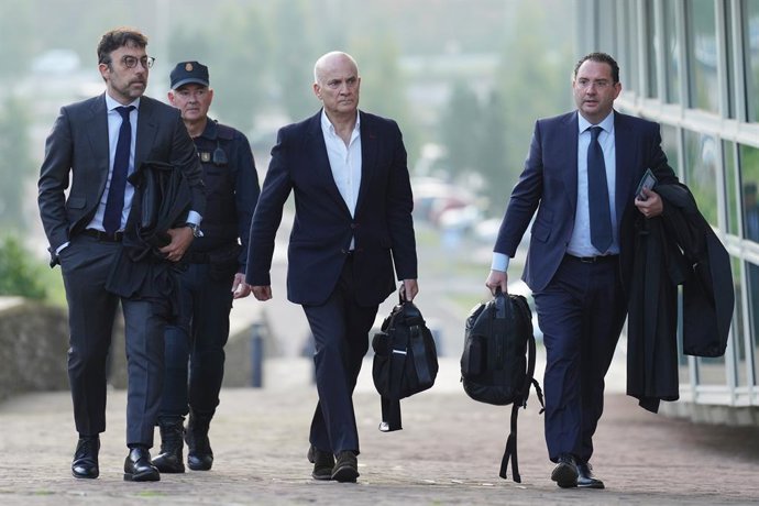 El exdirector de Seguridad en la circulación de Adif, Andrés Cortabitarte (c), a su llegada para declarar en el juicio por el accidente del Alvia, en la Cidade de la Cultura de Santiago de Compostela, a 6 de octubre de 2022, en Santiago de Compostela, A