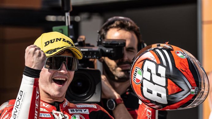 El piloto español Izan Guevera celebra una de sus victorias en el Mundial de Moto3 de 2022
