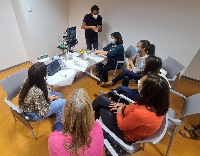 Enfermeras de cinco UCIS neonatales andaluzas se forman en canalización de vías con ayuda de un ecógrafo.