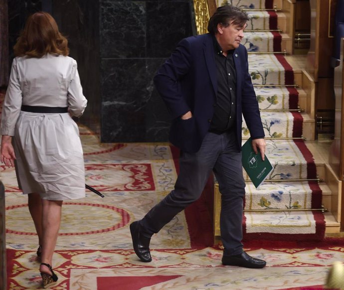 El diputado de Teruel Existe, Tomás Guitarte, a su llegada a una sesión plenaria, en el Congreso de los Diputados, a 22 de septiembre de 2022, en Madrid (España). Durante el pleno, se ha decidido y votado, a solicitud del Gobierno, si aprecia que "las c