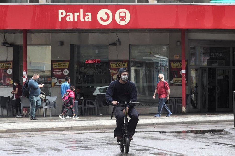 Archivo - Transeúntes pasean cerca de la estación de Cercanías de Parla, Madrid (España), a 18 de septiembre de 2020. 