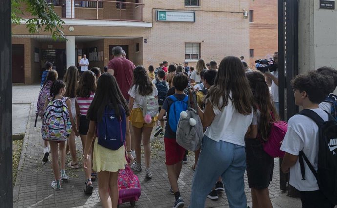 Archivo - Alumnos del CEIP Escritor Alfonso Grosso durante el primer día de colegio