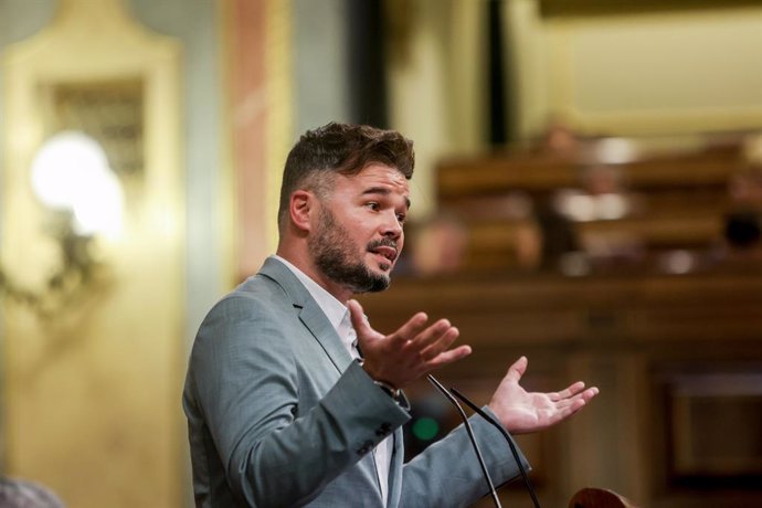 El portavoz de ERC en el Congreso, Gabriel Rufián, interviene durante una sesión plenaria, en el Congreso de los Diputados, a 20 de septiembre de 2022, en Madrid (España). Durante el pleno tienen previsto debatir la reforma planteada por el PP para perm