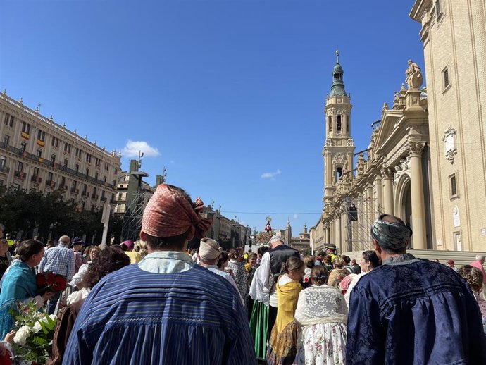 Cerca de 500.000 personas, entre visitantes y oferentes, se acercaron a la plaza del Pilar este 12 de octubre