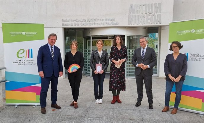 Sarituak eta Jaurlaritzako arduradunak.