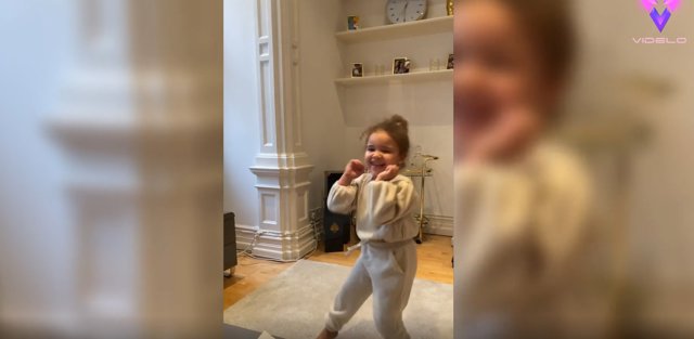 Esta niña muestra sus habilidades de baile a su madre