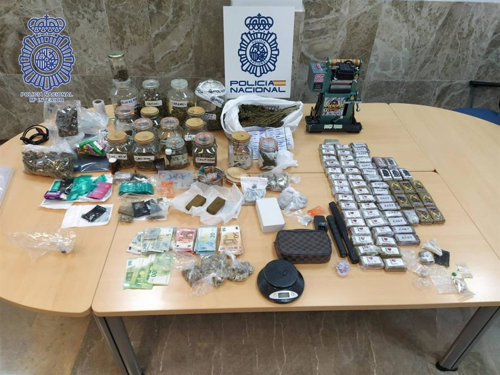 Material intervenido por la Policía Nacional en el local de Dos Hermanas donde se traficaba con hachís.