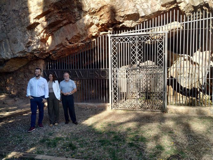 El alcalde de Cáceres, Luis Salaya, y la consejera de Cultura, Nuria Flores, en la entrada de la Cueva de Maltravieso