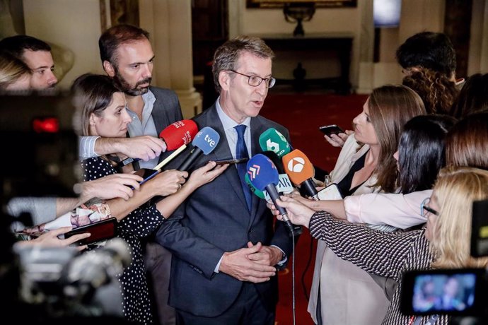 El presidente del PP, Alberto Núñez Feijóo, ofrece declaraciones a los medios a su salida de un desayuno informativo del secretario general de UGT, en el Casino de Madrid, a 13 de octubre de 2022, en Madrid (España). El desayuno está organizado por Nuev