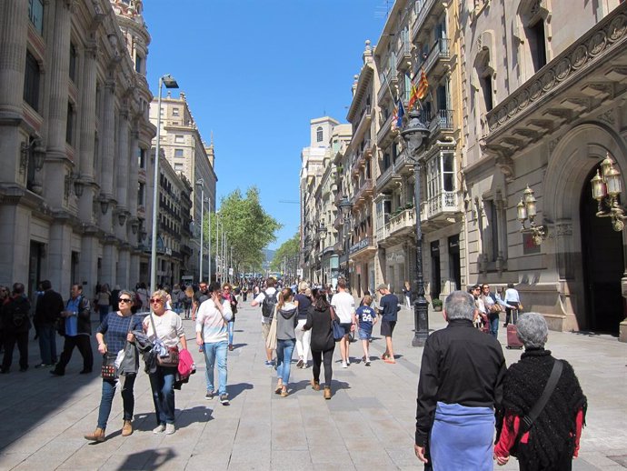 Archivo - Gente, persona, personas, paseando, paseo, familia, familias, compras, fin de semana, catalanes, turistas, turismo, calle, calles