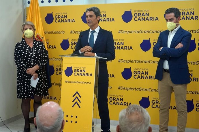 Archivo - Carmen Guerra, Enrique Hernández Bento y Lucas Bravo de Laguna en la presentación de la candidatura de Unidos por Gran Canaria (UxGC) a la Alcaldía del Ayuntamiento de Las Palmas de Gran Canaria