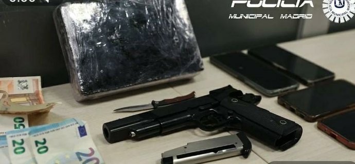 Pistola de aire comprimido y cocaíana incautada a tres personas en las fiestas del madrileño barrio del Pilar