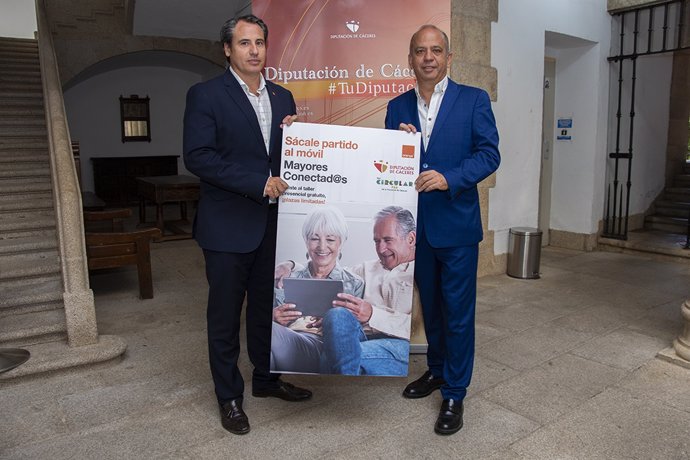 El diputado de Innovación y Provincia Digital de la Diputación de Cáceres, Santos Jorna, y el director territorial de Relaciones Institucionales de Orange, Raúl Maldonado  