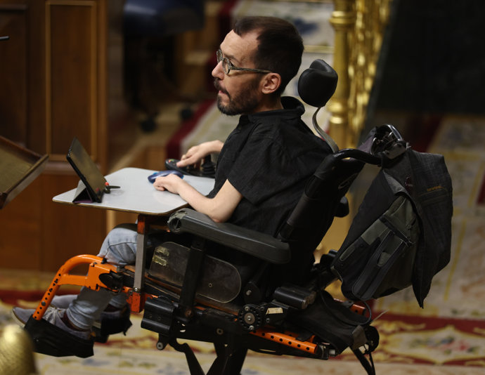 El portavoz de Unidas Podemos en el Congreso, Pablo Echenique, durante una sesión plenaria en el Congreso de los Diputados, a 13 de octubre de 2022, en Madrid (España).