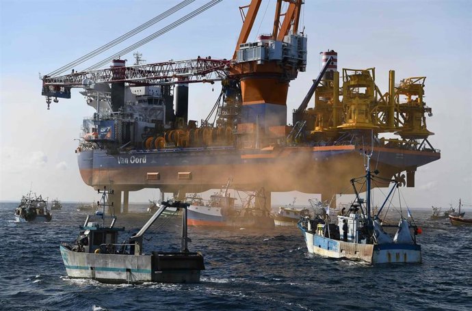 Archivo - 07 May 2021, France, ---: Fishing boats surround the oil rig ship "Aeolus" in the bay of Saint-Brieuc to protest against the planned construction of 62 wind turbines off the coast in the bay. Photo: Fred Tanneau/AFP/dpa