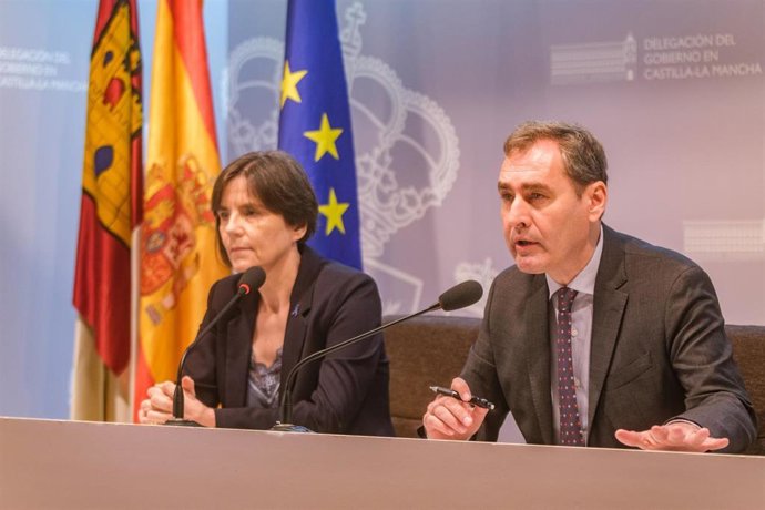 El delegado del Gobierno, Francisco Tierraseca, y la jefa de la Unidad de Coordinación contra la Violencia sobre la Mujer de la Delegación del Gobierno, Consuelo García, en rueda de prensa.