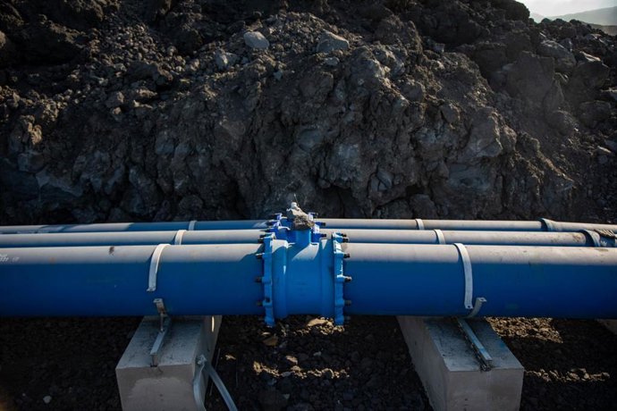 Vista de varias tuberías en una obra hidráulica