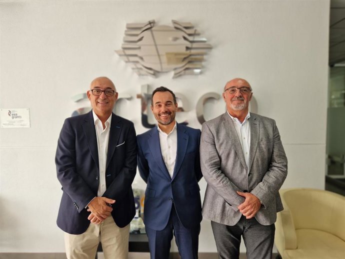 En el centro de la imagen, Jaime Martín, Director Ejecutivo de Refino y Química de Repsol. A izquierda y derecha, respectivamente, Jorge Ramis y Juan Manuel Erum, socios fundadores de Acteco.