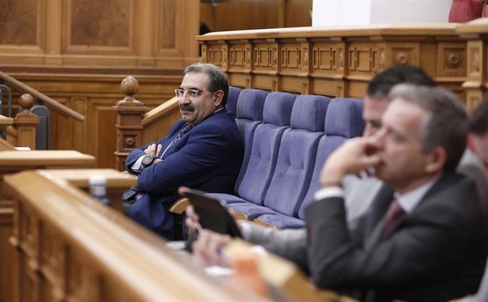 Jesús Fernández Sanz, desde su escaño en las Cortes