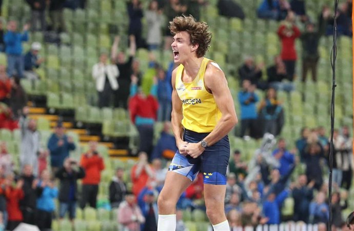 Archivo - El atleta sueco Armand Duplantis durante un reunión atlética