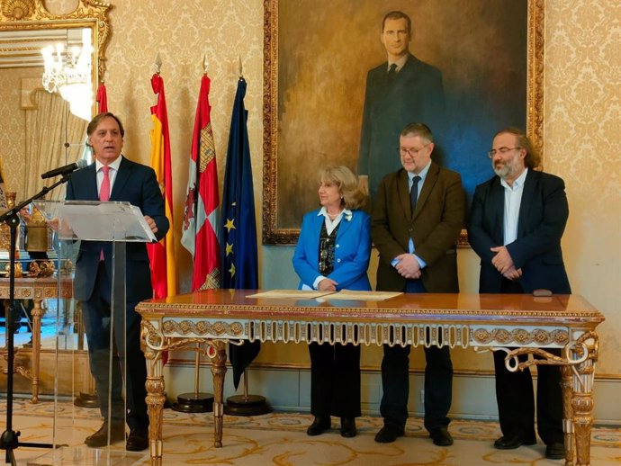 El alcalde de Salamanca, Carlos García Carbayo, en la recepción y entrega de huéspedes distinguidos a participantes del Encuentro de Poetas Iberoamericanos.