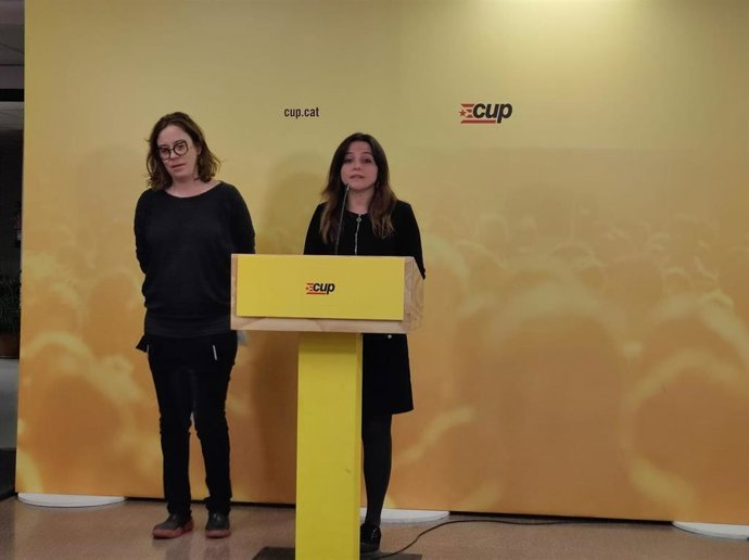 La portavoz del Secretariado Nacional de la CUP, Maria Sirvent, y la portavoz de la CUP en el Parlament, Eullia Reguant, en rueda de prensa en la sede de la formación en Barcelona