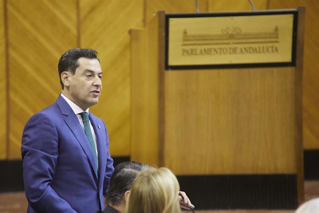 El presidente de la Junta de Andalucía, Juanma Moreno, este jueves en el Pleno del Parlamento