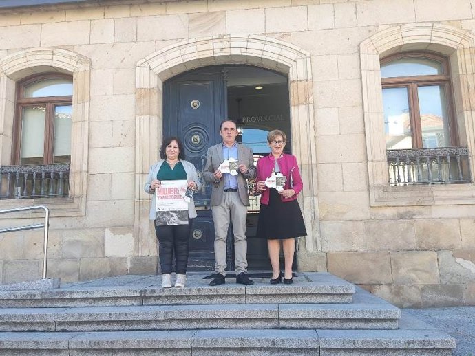 De izda a dcha, Muñoz, Serrano y Gil presentan las actividades por el Día de la Mujer Rural.