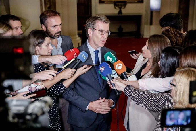 El presidente del PP, Alberto Núñez Feijóo, ofrece declaraciones a los medios a su salida de un desayuno informativo del secretario general de UGT, en el Casino de Madrid, a 13 de octubre de 2022, en Madrid (España). El desayuno está organizado por Nuev