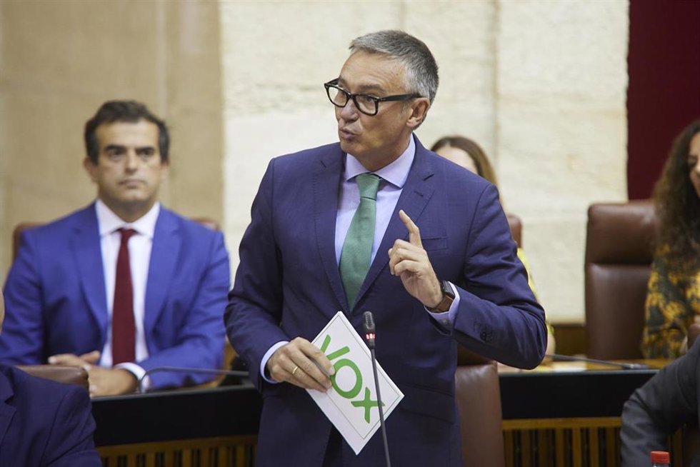 El portavoz del Grupo Parlamentario Vox, Manuel Gavira, interviene para preguntar al presidente de la Junta de Andalucía, Juanma Moreno, durante la primera jornada del Pleno del Parlamento andaluz en el Parlamento de Andalucía, a 13 de octubre de 2022 e