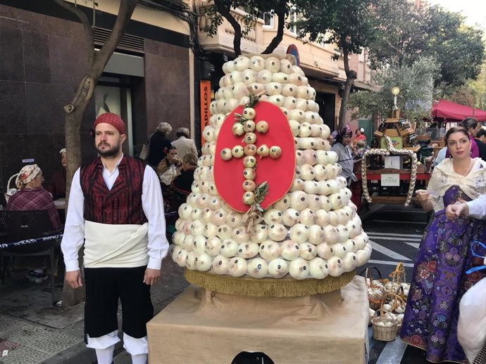 El grupo de Fuentes de Ebro participa en la Ofrenda de Frutos.