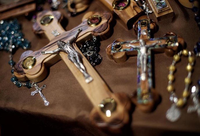 Archivo - Crucifijos de arte cristiano palestino