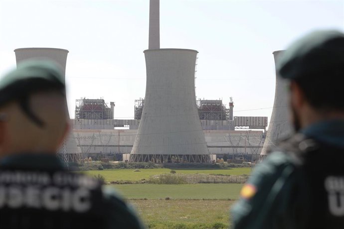 Archivo - Dos agentes de la Guardia Civil observan la voladura de las torres de refrigeración de la central térmica del municipio de Andorra, a 13 de mayo de 2022, en Andorra, Teruel, Aragón (España). Cerca de 40.000 toneladas de hormigón y otros materi
