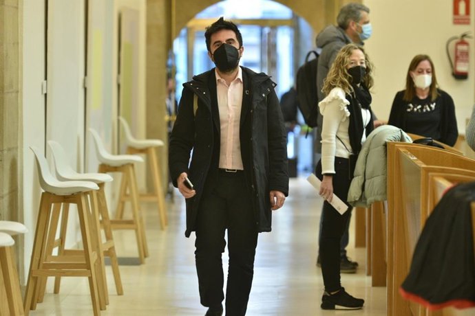 Archivo - El portavoz del Gobierno, Alex Dorado, entrando al Parlamento de La Rioja